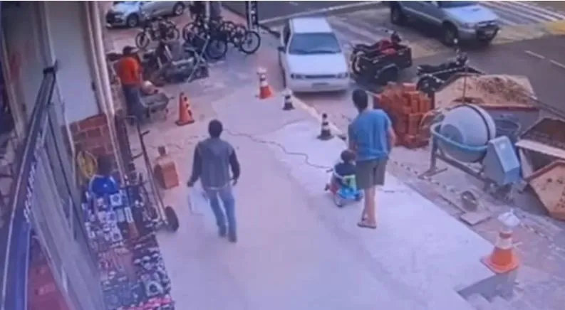 Motorista embriagado atropela pai e bebê de 1 ano na calçada e foge em Costa Rica;