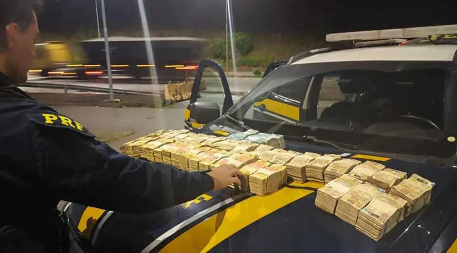 PRF apreende R$ 870 mil em espécie que seriam usados na política;